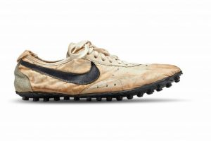 Nike'ın 1972'de &uuml;rettiği ayakkabı 437 bin dolarla rekor kırdı