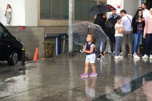 İstanbul'da etkili olan yağış vatandaşlara zor anlar yaşattı