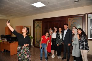 Bursa Osmangazi Belediye Başkanı D&uuml;ndar stajyerlerle buluştu