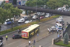 Bursa'da 5 ara&ccedil; birbirine girdi: 2 yaralı