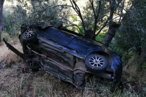 Otomobili u&ccedil;uruma yuvarlanan m&uuml;zisyen &ouml;ld&uuml;