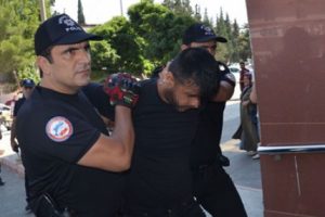 Dur ihtarına uymayan ara&ccedil;tan polise ateş a&ccedil;ıldı