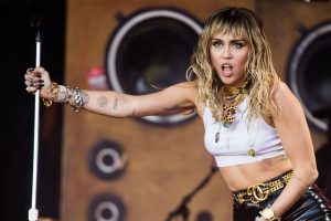 Miley Cyrus'tan kadınlara &ccedil;ağrı: Her şeyin başı sizsiniz