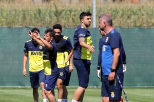 Fenerbah&ccedil;e, g&uuml;n&uuml;n ilk &ccedil;alışmasını tamamladı