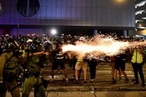 &Ccedil;in Savunma Bakanlığından "Hong Kong'a girebiliriz" iması