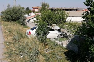 Otomobil kırmızı ışıkta ge&ccedil;en motosiklete &ccedil;arptı: 4 yaralı