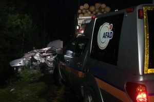 Kamyon ile otomobil &ccedil;arpıştı: 2 &ouml;l&uuml;, 2 yaralı