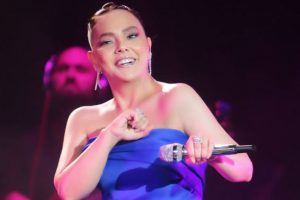 Ebru G&uuml;ndeş 5 g&uuml;nde 28 bin kişiye şarkı s&ouml;yledi