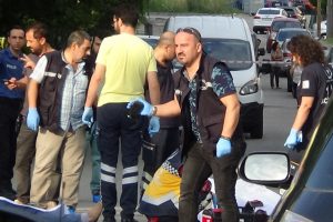 Sokak ortasında &ouml;nce eski eşini sonra kendisini vurdu