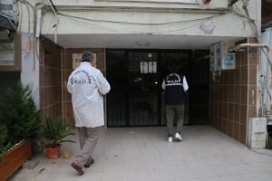 Annesini tabanca ile vurarak ağır yaraladı