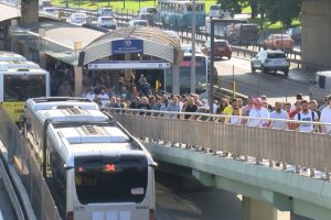 Metrob&uuml;s arızalandı! Uzun kuyruklar oluştu