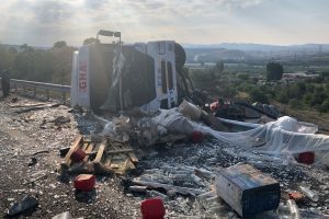 TIR şof&ouml;r&uuml; uyudu, aracı bariyerlere &ccedil;arpıp ters d&ouml;nd&uuml;