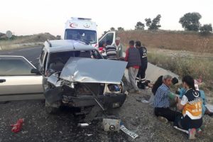 9 kişinin bindiği otomobil trakt&ouml;rle &ccedil;arpıştı: 12 yaralı