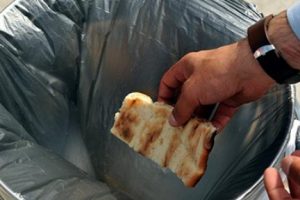 T&uuml;rkiye'de 6 milyon ekmek &ccedil;&ouml;pe gitti!