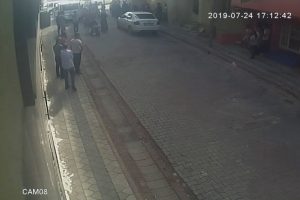 Sokak ortasında tartıştığı komşularını bı&ccedil;akladı