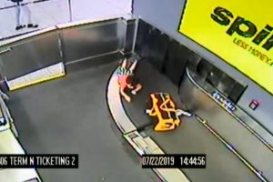 2 yaşındaki &ccedil;ocuk havalimanında paniğe neden oldu