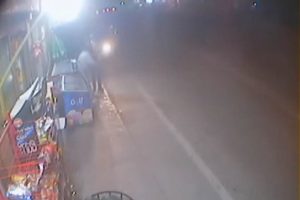 Otomobilin baba ve 2 &ccedil;ocuğuna &ccedil;arpma anı kameraya yansıdı