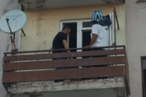 Bursa'da d&ouml;rd&uuml;nc&uuml; kattan d&uuml;şen &ccedil;ocuk &ccedil;amaşır telleri sayesinde &ouml;l&uuml;mden kurtuldu