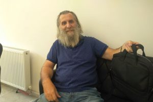Kaldırımda bulduğu bilgisayar ve 10 bin TL'yi sahibine teslim etti
