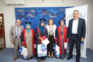 83 yaşındaki Hatice Nine kep attı