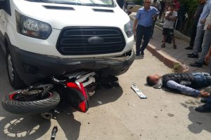 Kontrolden &ccedil;ıkan motosikletli minib&uuml;s&uuml;n altında kaldı
