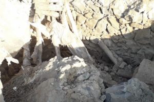 Tepeden kopan kaya par&ccedil;ası evin &ccedil;atısına d&uuml;şt&uuml;