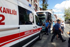 Elindeki telefona dalan kadına tramvay &ccedil;arptı