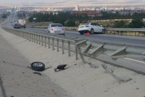 Otomobil bariyerlere &ccedil;arptı, s&uuml;r&uuml;c&uuml; yaralandı