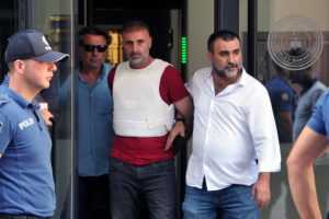 Eşini ve oğlunu &ouml;ld&uuml;ren zanlı tutuklandı