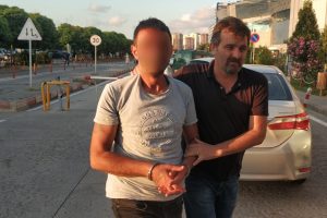 Cenazede uyuşturucuya karşı pankart taşıyan şahıs uyuşturucu ile yakalandı