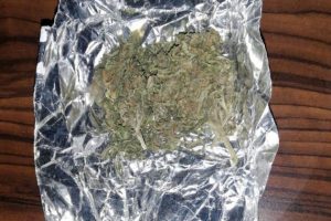 Devriye gezen jandarma esrar ele ge&ccedil;irdi