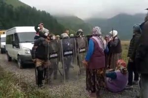 K&ouml;yl&uuml;ler ile jandarma arasında yayla yolu gerginliği