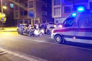 Park halindeki araca &ccedil;arpan motosikletli yaralandı