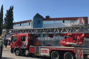 Fabrika yangınında &ccedil;ok sayıda iş&ccedil;i dumandan etkilendi