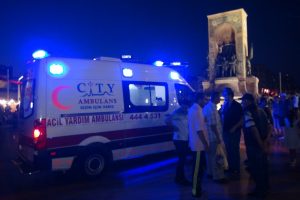 Epilepsi krizi ge&ccedil;iren kadına vatandaşlar m&uuml;dahale etti