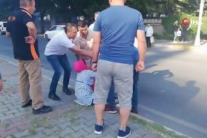Kızına araba &ccedil;arpan anne sinir krizi ge&ccedil;irdi
