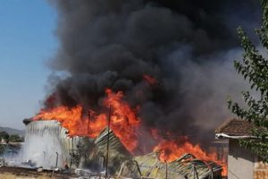 Palet deposunda b&uuml;y&uuml;k yangın