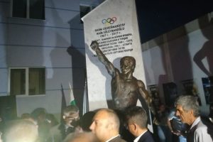 Naim S&uuml;leymanoğlu'nun doğduğu kente heykeli dikildi