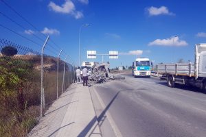 İş makinesi kamyonetin &uuml;zerine d&uuml;şt&uuml;