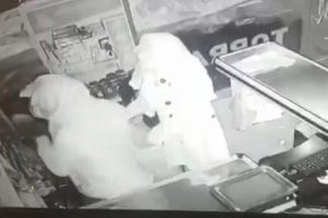 Kadın elbisesi giyip marketi soydular!