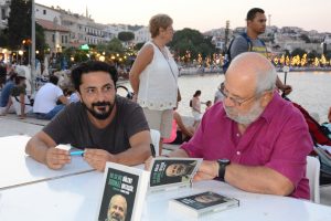 B&uuml;lent Orta&ccedil;gil, hayatını konu alan kitabı hayranları i&ccedil;in imzaladı