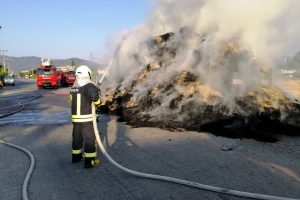775 adet saman balyası k&uuml;l oldu