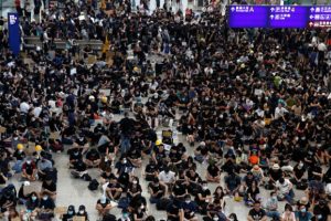 Hong Kong'da protestolar b&uuml;y&uuml;yor