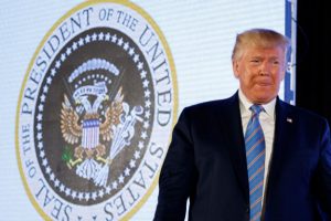 Trump, kendisiyle alay edilen sahte başkanlık forsu &ouml;n&uuml;nde konuşma yaptı