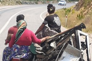 Motosiklet &uuml;zerinde tehlikeli yolculuk