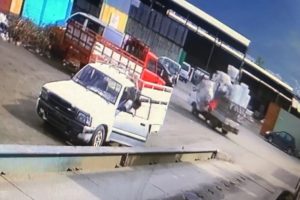 Bursa'da 13 yaşındaki oğlunun s&uuml;rd&uuml;ğ&uuml; kamyonetten yola d&uuml;şerek yaralandı