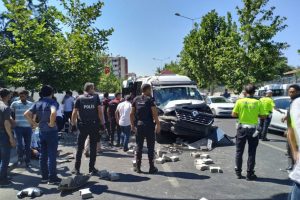 Diyarbakır'da yolcu minib&uuml;s&uuml; trakt&ouml;re &ccedil;arptı: 16 yaralı