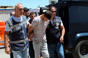 Evinin &ouml;n&uuml;nde oturan gence ateş a&ccedil;arak &ouml;ld&uuml;ren ş&uuml;pheliler yakalandı