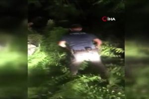 Polislerden ka&ccedil;an şahısların arabasında t&uuml;fek ve fişek ele ge&ccedil;irildi