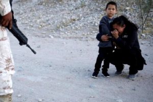 Sınırda &ccedil;ekildi: D&uuml;nya bu fotoğrafı konuşuyor!